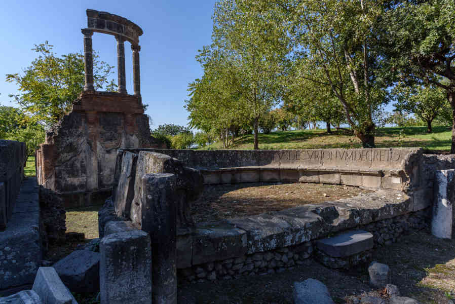 103 - Italia - Pompeya - parque arqueológico de Pompeya - Necrópolis de la Puerta de Herculano.jpg